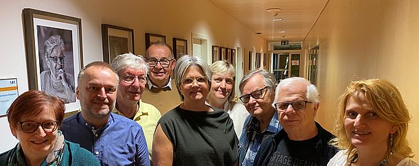 Gruppenfoto von verschiedene Personen vor der Bildergalerie von den Bewohnerinnen und Bewohner